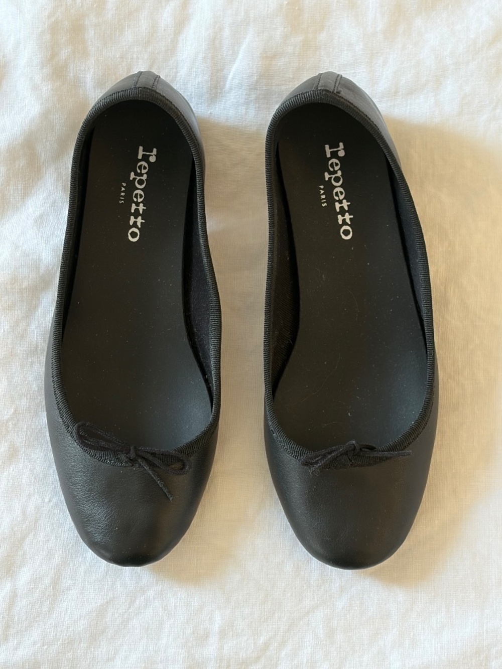 Repetto ballet heeled shoes. Black. Size 6.